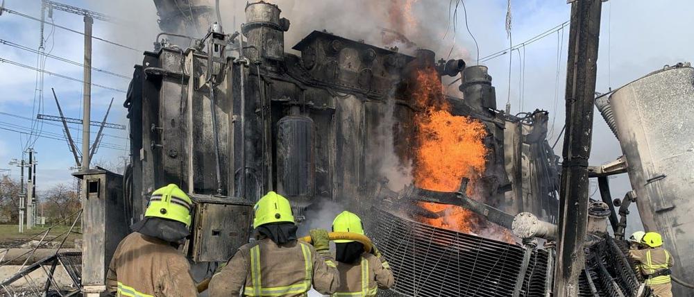 Ukrainische Feuerwehrleute löschen getroffene Stromnetz-Infrastruktur in der Region Riwne.