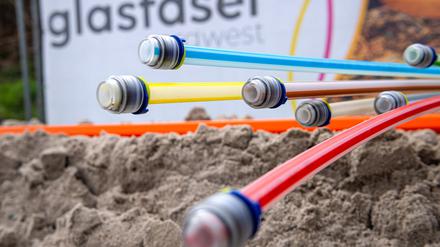 Glasfaserkabel liegen auf einer Baustelle.