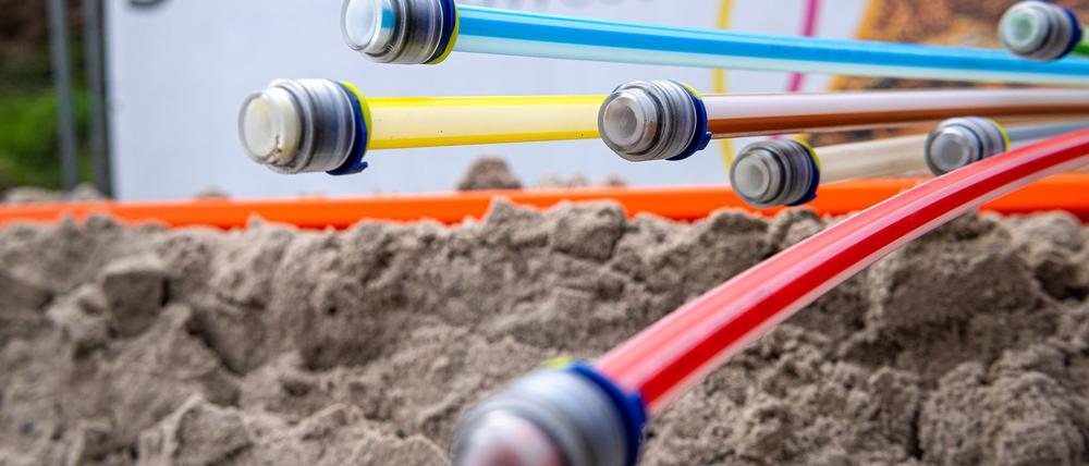 Glasfaserkabel liegen auf einer Baustelle.