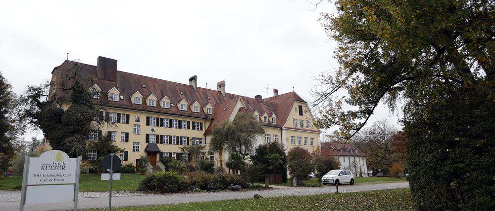 Das ehemalige geschlossene Heim in der Gemeinde Baiern im Landkreis Ebersberg beherbergt jetzt eine freie Privatschule.