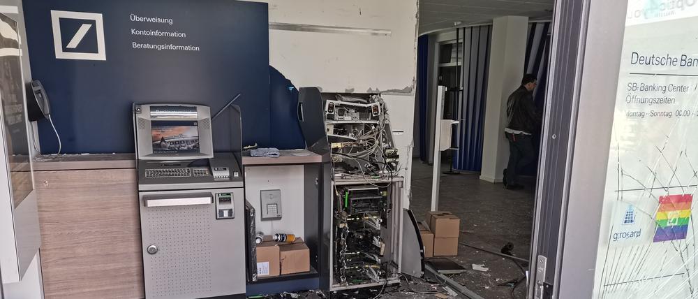 Ein Geldautomat der Deutschen Bank in Vechelde wurde in der Nacht gesprengt.
