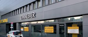 Das geschlossene Autohaus Dinnebier in Berlin-Charlottenburg.