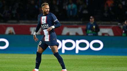 Neymar steht auf dem Spielfeld. 