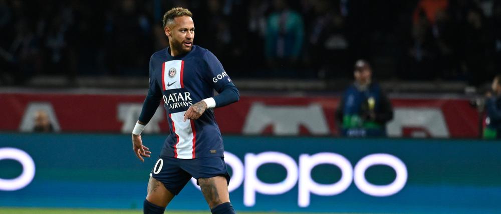 Neymar steht auf dem Spielfeld. 