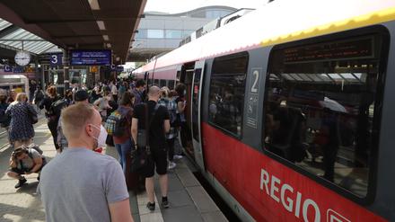 Auf den Bahnsteigen kann es schon mal voll werden.