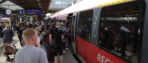 Auf den Bahnsteigen kann es schon mal voll werden.