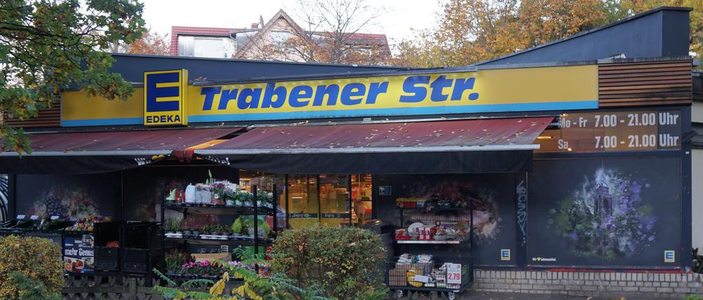 Dieser Supermarkt in Berlin-Grunewald soll durch ein neues Wohn- und Geschäftshaus ersetzt werden.