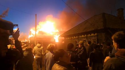  Ein Feuer bricht nach dem Absturz eines Kampfflugzeugs  in der russischen Stadt Irkutsk aus.