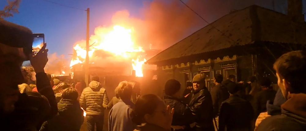  Ein Feuer bricht nach dem Absturz eines Kampfflugzeugs  in der russischen Stadt Irkutsk aus.