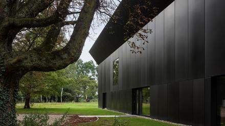 Der Entwurf des in dunklem Metall verkleideten Gebäudes stammt vom Zürcher Büro Gigon / Guyer.