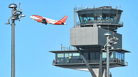 ARCHIV - 04.11.2020, Brandenburg, Schönefeld: Ein Passagierflugzeug der britischen Fluggesellschaft easyJet startet von der Nordbahn des Hauptstadtflughafens Berlin Brandenburg «Willy Brandt» (BER). Eine anspruchsvoll zu fliegende Flugroute am Flughafen BER macht Schwierigkeiten. Easyjet nutzt die Route vorerst nicht mehr und wählt stattdessen eine Ausweichroute. Foto: Patrick Pleul/dpa-Zentralbild/dpa +++ dpa-Bildfunk +++