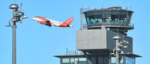 ARCHIV - 04.11.2020, Brandenburg, Schönefeld: Ein Passagierflugzeug der britischen Fluggesellschaft easyJet startet von der Nordbahn des Hauptstadtflughafens Berlin Brandenburg «Willy Brandt» (BER). Eine anspruchsvoll zu fliegende Flugroute am Flughafen BER macht Schwierigkeiten. Easyjet nutzt die Route vorerst nicht mehr und wählt stattdessen eine Ausweichroute. Foto: Patrick Pleul/dpa-Zentralbild/dpa +++ dpa-Bildfunk +++