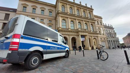 Nach einen Angriff von Klimaaktivist:innen im Museum Barberini ist die Polizei vor Ort.