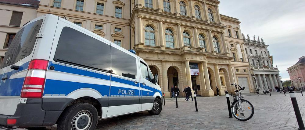 Nach einen Angriff von Klimaaktivist:innen im Museum Barberini ist die Polizei vor Ort.