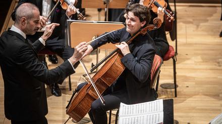 Dirigent Antonello Manacorda und der Cellist Maximilian Hornung mit dem RSB.