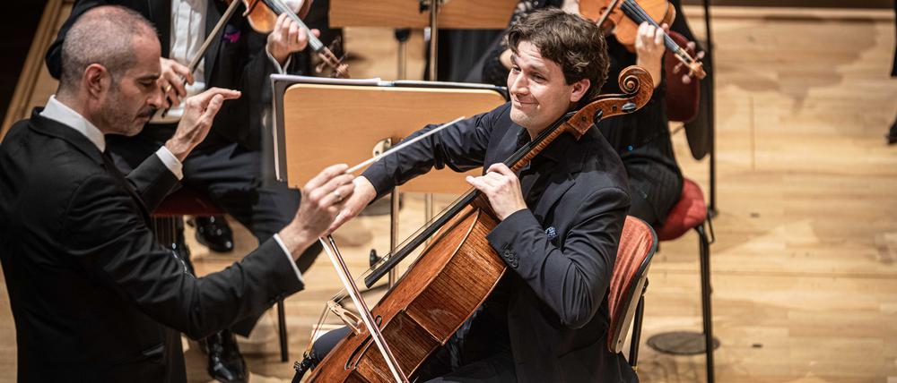 Dirigent Antonello Manacorda und der Cellist Maximilian Hornung mit dem RSB.