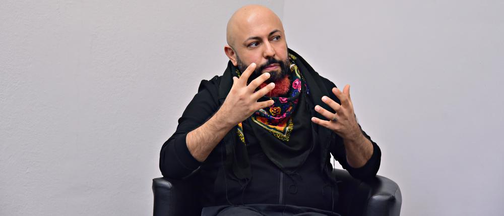 Ferat Kocak
Politiker - Die Linke
Seit 2021 ist er Mitglied im Abgeordnetenhaus von Berlin.
Hier sind die Fotos gemacht worden. Auf dem Flur
oder im Büro des Fraktionssprechers.
Niederkirchner Straße in Berlin Mitte.
Foto: Doris Spiekermann-Klaas