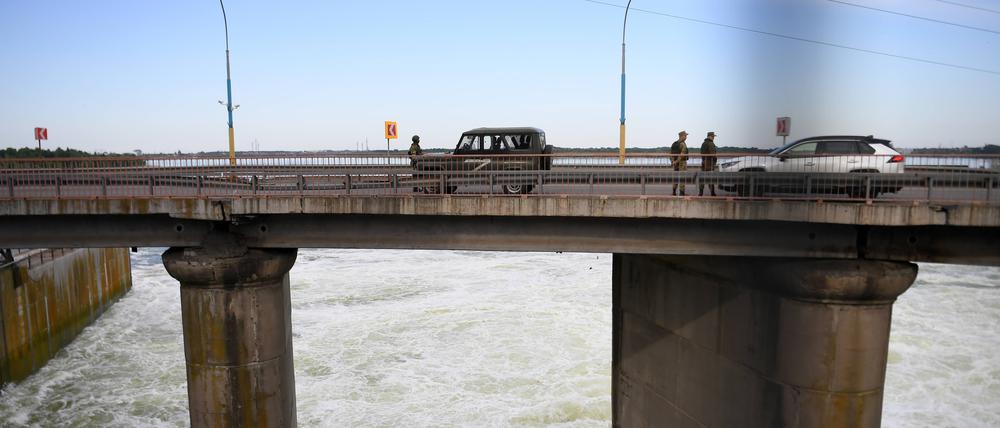 Russische Ingenieure am Nord-Krim-Kanal, der am Reservoir des Kachowka-Dammes anfängt.