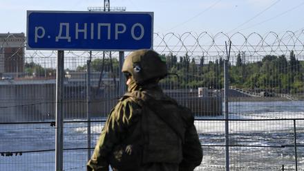 Ein russischer Soldat am Damm des Nord-Krim-Kanals in der Region Cherson, Ukraine.