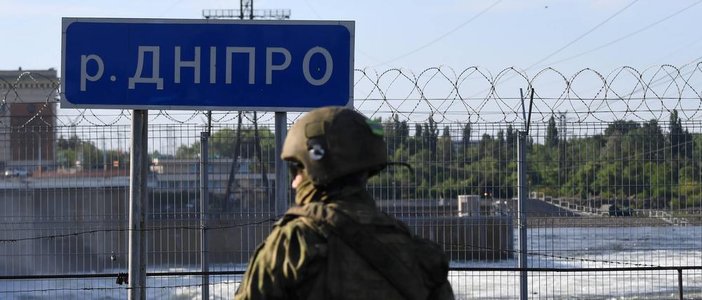 Ein russischer Soldat am Damm des Nord-Krim-Kanals in der Region Cherson, Ukraine.