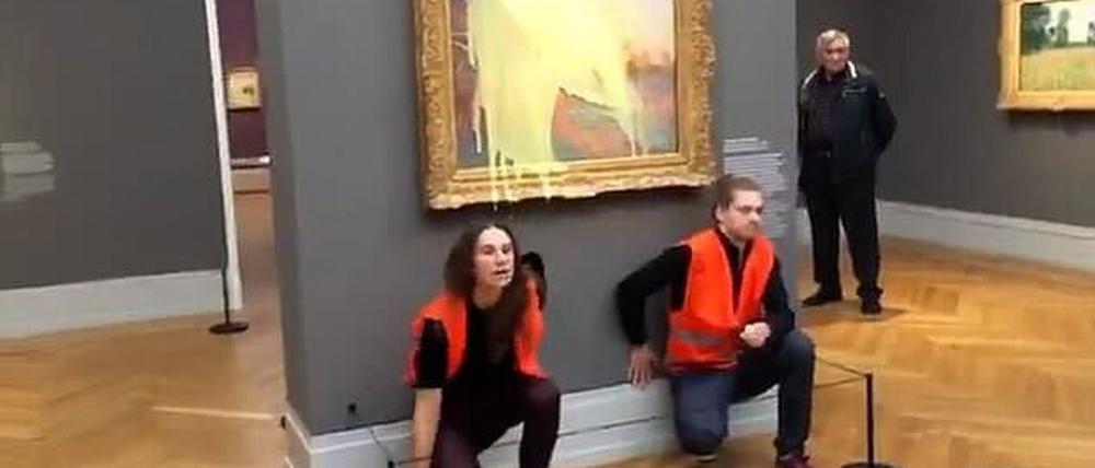 Mitglieder der Gruppe „Letzte Generation“ bei ihrer Aktion im Museum Barberini in Potsdam. 