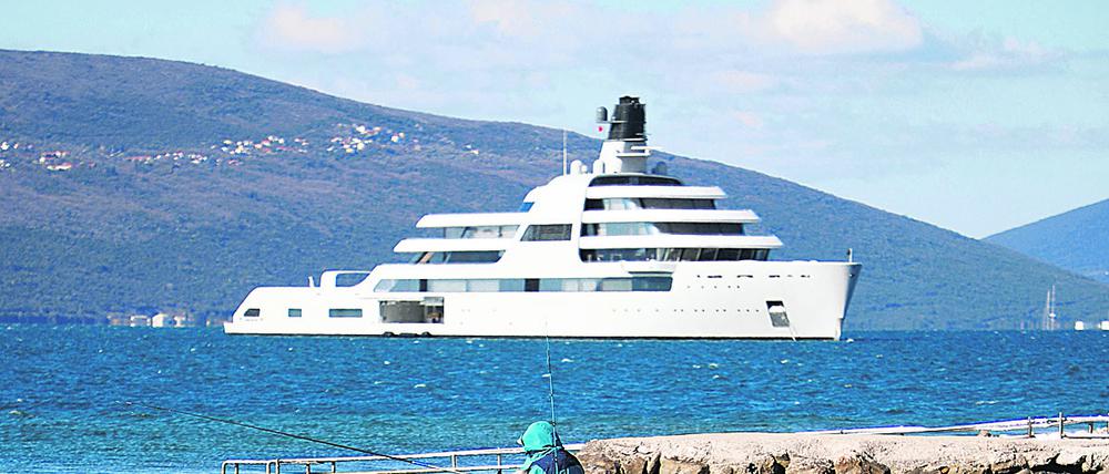 Eine Jacht des russischen Oligarchen Roman Abramowich im Mittelmeer