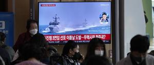 Ein TV-Bildschirm zeigt Archivbilder von Schiffen der südkoreanischen Marine während einer Nachrichtensendung im Bahnhof von Seoul.