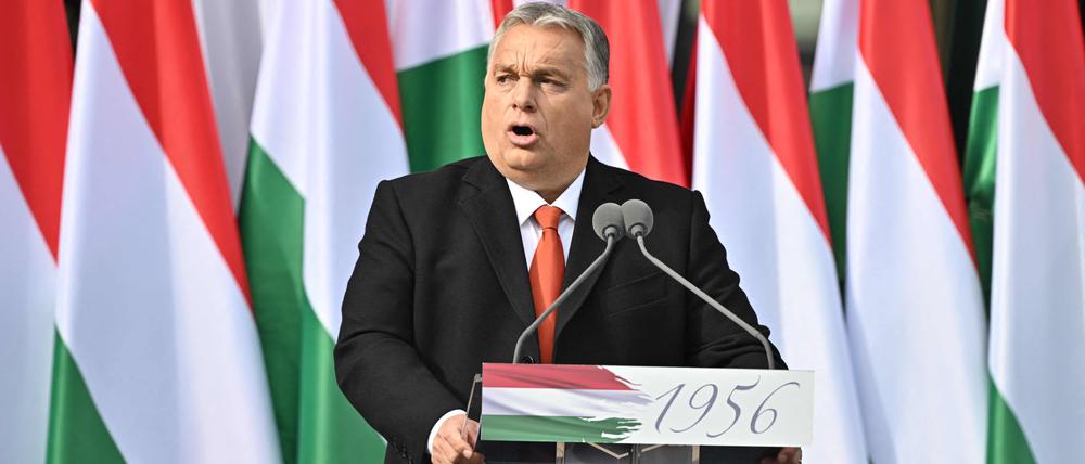 Ungarns Ministerpräsident Viktor Orban hält eine Rede während einer Veranstaltung zum Gedenken an den 66. Jahrestag des ungarischen Aufstands gegen die sowjetische Besatzung vor dem Mindszethyneum-Haus, einer neu eingeweihten Gedenkstätte für den klerikalen Führer der Revolution, Kardinal Jozsef Mindszenthy, in Zalaegerszeg, Ungarn, am 23. Oktober 2022.