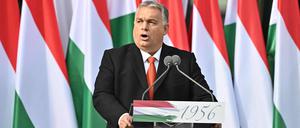 Ungarns Ministerpräsident Viktor Orban hält eine Rede während einer Veranstaltung zum Gedenken an den 66. Jahrestag des ungarischen Aufstands gegen die sowjetische Besatzung vor dem Mindszethyneum-Haus, einer neu eingeweihten Gedenkstätte für den klerikalen Führer der Revolution, Kardinal Jozsef Mindszenthy, in Zalaegerszeg, Ungarn, am 23. Oktober 2022.