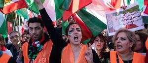 22.10.2022, Berlin, Deutschland, Europa - Mehrere Zehntausend Iraner und Aktivisten bekunden an der Siegessaeule im Ortsteil Tiergarten ihre Solidaritaet mit den Protestierenden im Iran waehrend einer Demonstration und Solidaritaetskundgebung anlaesslich der Ausschreitungen im Iran nach dem Tod von Mahsa Amini. Die Demonstranten fordern unter anderem mehr Frauen- und Freiheitsrechte im Iran und die Absetzung des Mullah-Regimes. Viele Teilnehmer schwenken Flaggen des Iran aus der Aera des Pahlavi-Schahs 1964-1980. *** 22 10 2022, Berlin, Germany, Europe Several tens of thousands of Iranians and activists express solidarity with protesters in Iran at Victory Column in the Tiergarten district of Berlin during a demonstration and solidarity r