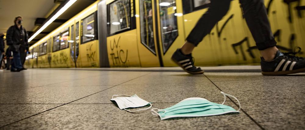 In Berlins Bussen und Bahnen gilt weiterhin eine Maskenpflicht.