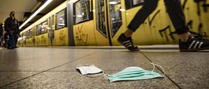 In Berlins Bussen und Bahnen gilt weiterhin eine Maskenpflicht.