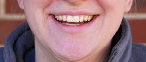 Die Anspannung von Gesichtsmuskeln, wie sie für ein Lächeln üblich ist, macht Menschen laut einer Studie ein wenig glücklicher.