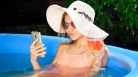 BeReal kennt keine Gnade: Wenn die App ruft, muss auch im Pool ein Bild her.