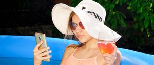 BeReal kennt keine Gnade: Wenn die App ruft, muss auch im Pool ein Bild her.