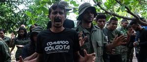 Mitglieder einer religiösen Miliz trainieren Im Amazonas-Regenwald.