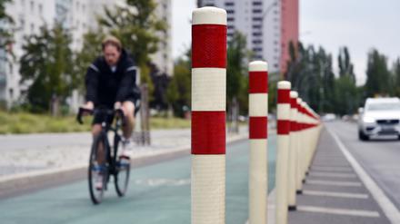Beschichtete Radwege und Poller erhöhen das Risiko für Glätte.