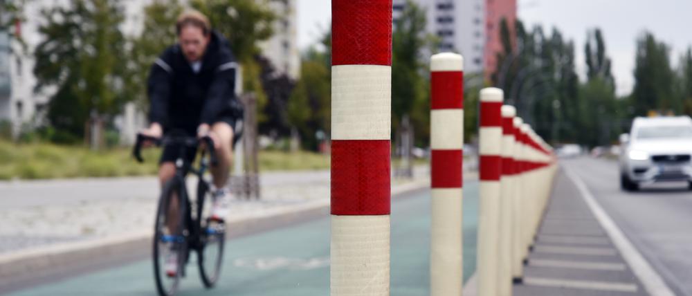 Beschichtete Radwege und Poller erhöhen das Risiko für Glätte.