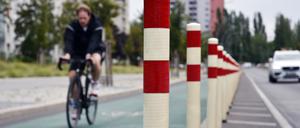 Beschichtete Radwege und Poller erhöhen das Risiko für Glätte.