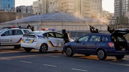 Ukrainische Polizisten schießen auf Drohnen, die Kiew angreifen.