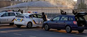 Ukrainische Polizisten schießen auf Drohnen, die Kiew angreifen.
