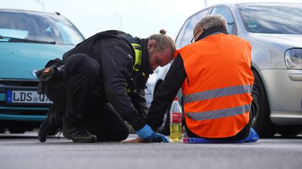 Klimaaktivisten blockieren eine Berliner Autobahnabfahrt im morgendlichen Berufsverkehr (Archivbild)