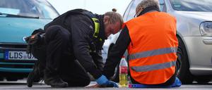 Klimaaktivisten blockieren eine Berliner Autobahnabfahrt im morgendlichen Berufsverkehr (Archivbild)