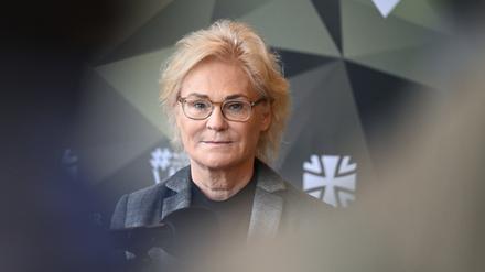 Bundesverteidigungsministerin Christine Lambrecht (SPD) gibt bei ihrem Besuch beim Kommando Spezialkräfte (KSK) in Calw ein Statement ab.