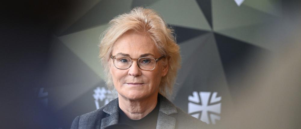 24.10.2022, Baden-Württemberg, Calw: Bundesverteidigungsministerin Christine Lambrecht (SPD) gibt bei ihrem Besuch beim Kommando Spezialkräfte (KSK) ein Statement ab. Die Ministerin informiert sich über den Stand der Umsetzung des Reformpakets sowie über die Leistungsfähigkeit der Einheit. Foto: Bernd Weißbrod/dpa +++ dpa-Bildfunk +++