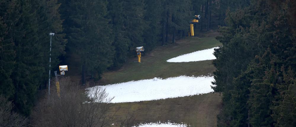 Kein Schnee auf der Piste? Kein Problem, die Schneekanonen warten schon