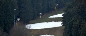 Kein Schnee auf der Piste? Kein Problem, die Schneekanonen warten schon
