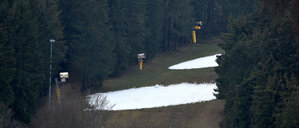 Kein Schnee auf der Piste? Kein Problem, die Schneekanonen warten schon