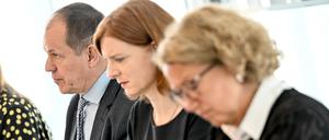 Sie haben es in der Hand: Ralf Roggenbuck, Vorsitzender des RBB-Rundfunkrates (v.l.nr.), Interims-Intendantin Katrin Vernau und Dorette König, Verwaltungsratchefin beim RBB.  