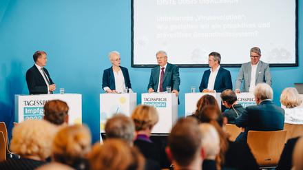 Moderator Stephan-Andreas Casdorff mit (vl.) Kristina Böhm (Bundesverband der Ärztinnen und Ärzte im ÖGD), Berthold Koletzko (Sitftung Kindergesundheit), Kornell Adolph (AOK Plus) und Han Steutel (Verband forschender Pharmahersteller).